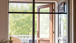 Installation de moustiquaire porte fenetre ajoutant une protection élégante contre les insectes.